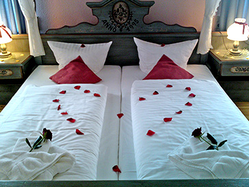 Doppelbett mit ausgelegten Rosenblättern