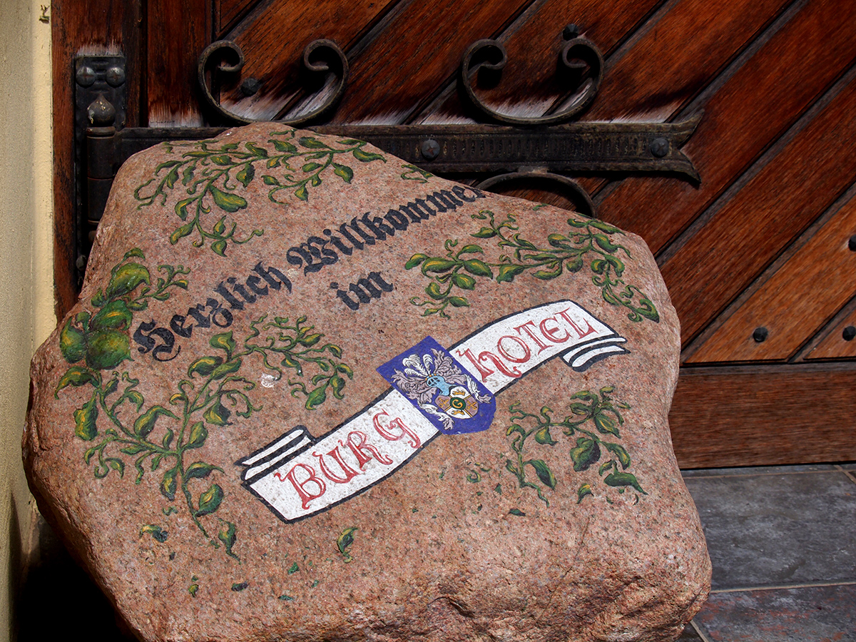 Burg Hotel - Stein am Eingang