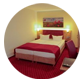 Doppelbett als Symbol für ein Doppelzimmer